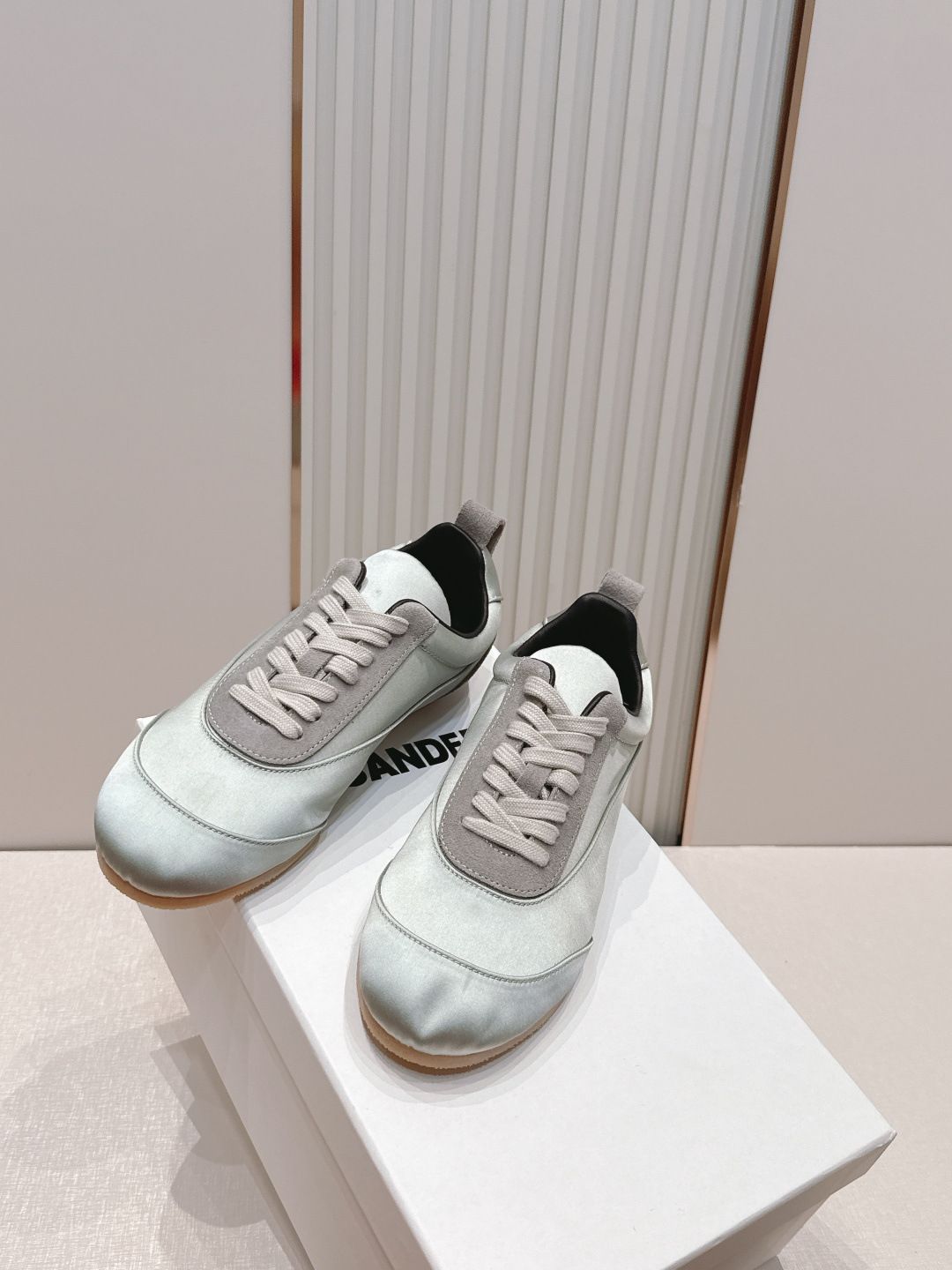 顶版  JIL SANDER 吉尔桑达新款 绸缎休闲鞋美到犯规，上脚惊艳到～绸缎光泽感绝了，走路带风都在