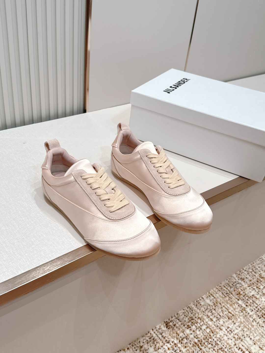 NO:816308,The top version of JIL SANDER's new satin casual shoes are so beautiful that they are stunning on your feet ~ the satin is so shiny that it shines even when you walk in the wind!  The fit is super correct, making your feet slimmer and your legs longer. It can be worn with skirts and pants to create a high-end look. It feels very comfortable on your feet. It’s as soft as stepping on clouds ~ you can hold it for daily commuting and appointments. Original customized satin. Original molded rubber sole. Size 35-40, casual shoes/sports shoes, jil sander, jil sander, sneakers, skirts, silk fabric19860909顶版 JIL SANDER 吉尔桑达新款 绸缎休闲鞋美到犯规,上脚惊艳到～绸缎光泽感绝了,走路带风都在发光！ 版型超正,显脚瘦显腿长,配裙子裤子都能搭出高级感,脚感也很舒服,软乎乎的像踩云朵～日常通勤约会都能hold住 原版定制缎面 原版模具橡胶底 35-40码,休闲鞋/运动鞋,jil sander,jil sander,sneakers,skirts,silk fabric,Women's Shoes