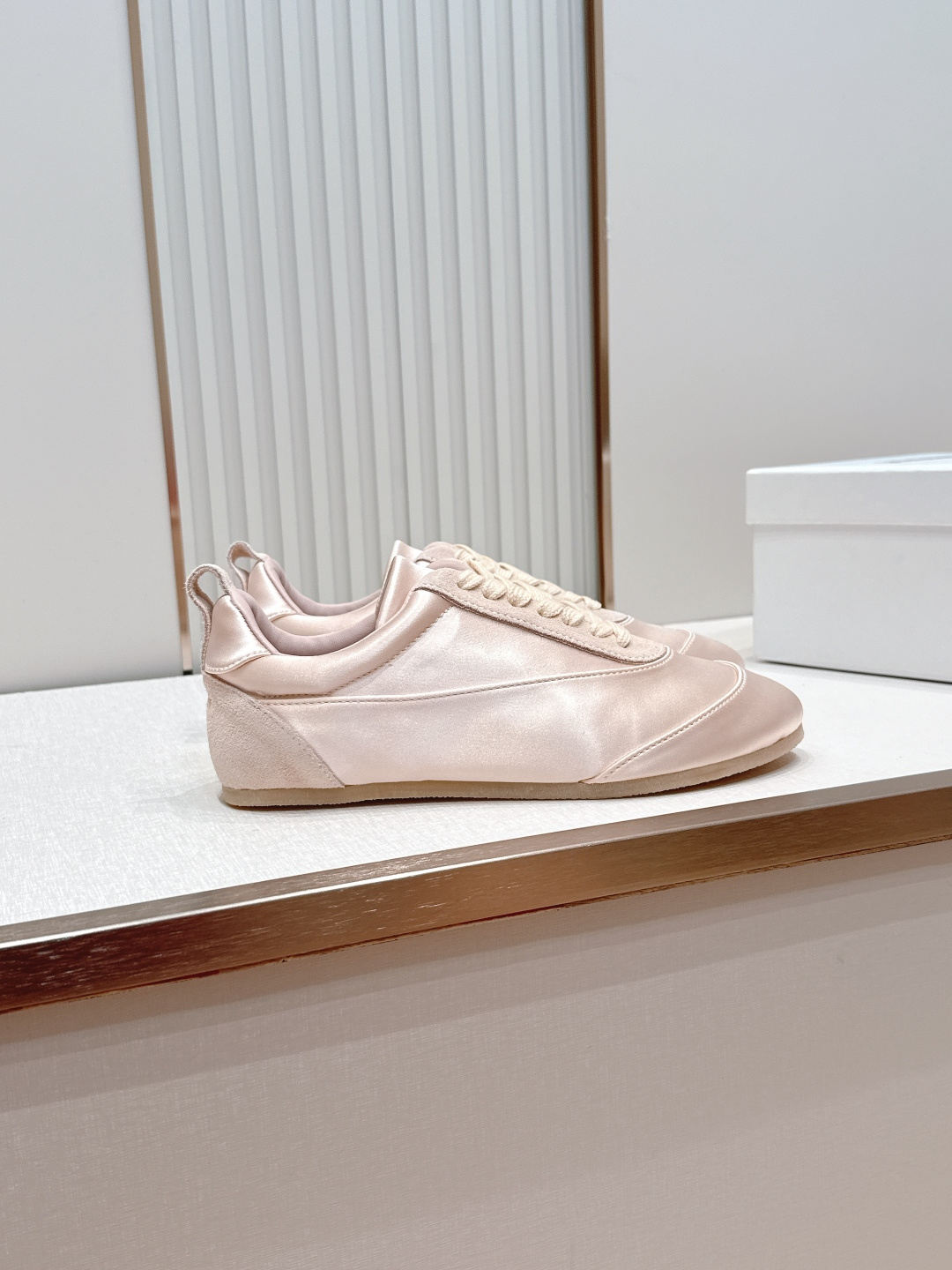 顶版 JIL SANDER 吉尔桑达新款 绸缎休闲鞋美到犯规,上脚惊艳到~绸缎光泽感绝了,走路带风都在 顶版 JIL SANDER 吉尔桑达新款 绸缎休闲鞋美到犯规,上脚惊艳到~绸缎光泽感绝了,走路带风都在