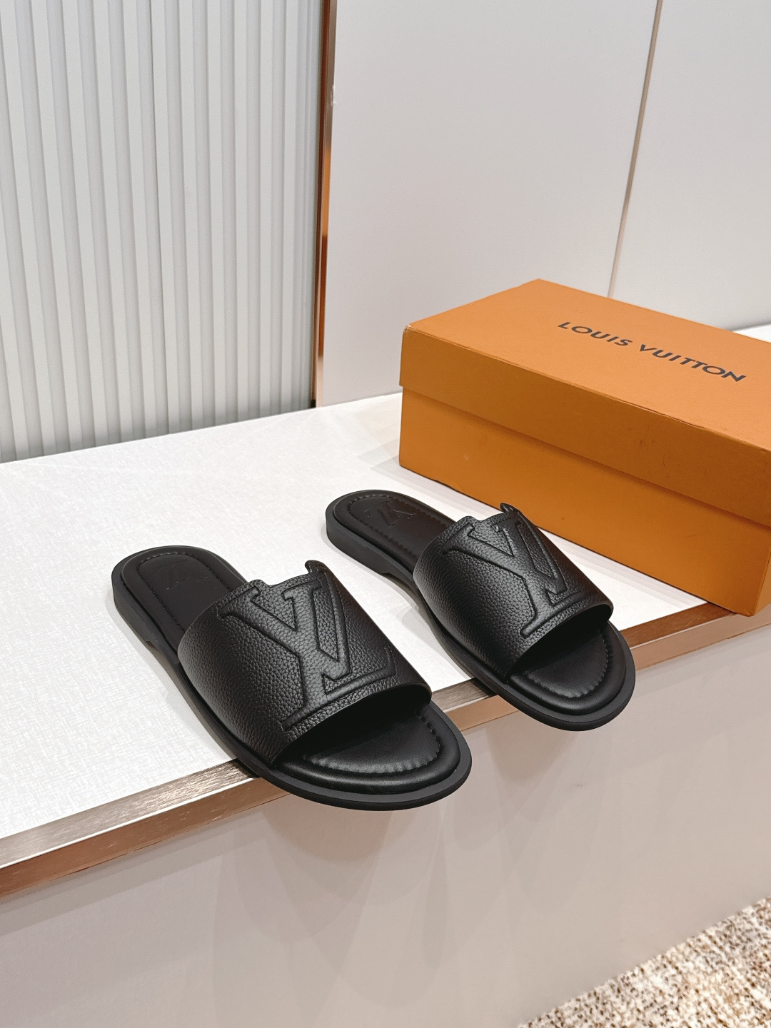 NO:816336,Louis Vuitton Lv2026 The latest Lv men's slippers series Original mold customization, the fabric is made of imported original materials Upgraded outsole, lighter and non-slip The market's top quality, simple yet tasteful, a must-have for fashionistas, fashion is at your feet, full of confidence Material first-layer cowhide Inner lining: cowhide Size 39-44 (customized at 45.46), slippers, louis vuitton, louis  vuitton,slippers,cowhide19860909路易威登 Lv2026 最新款 Lv男士拖鞋系列 原版开模定制,面料釆用进口原版材料制作 升级版大底,更轻便,防滑 市场顶级品质,简单不失品味,潮人必备,时尚就在脚下,自信满满 材料头层牛皮 内里:牛里 码数39-44（45.46定做）,拖鞋,louis vuitton,louis vuitton,slippers,cowhide,Women's Shoes