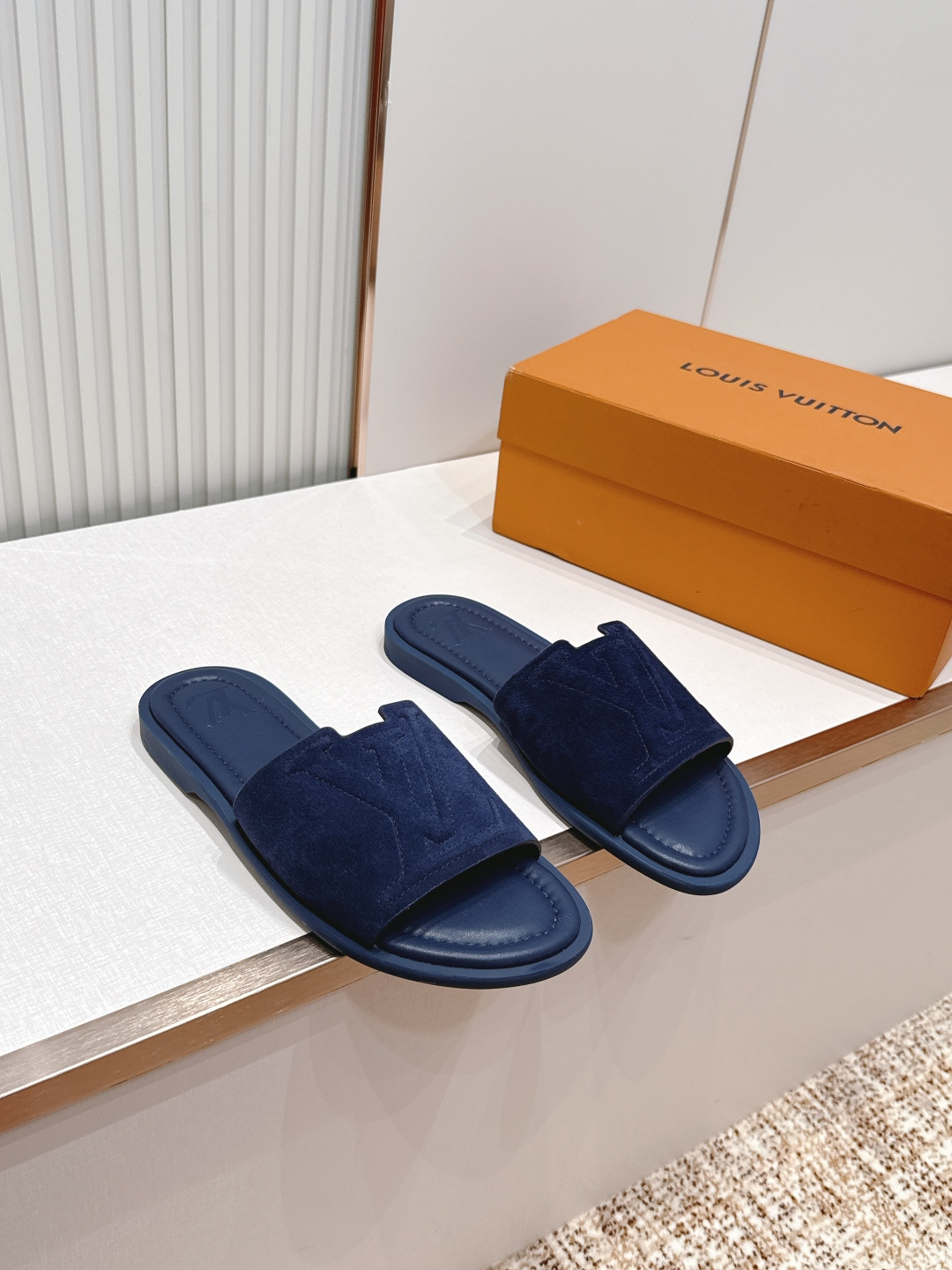 NO:816338,Louis Vuitton Lv2026 The latest Lv men's slippers series Original mold customization, the fabric is made of imported original materials Upgraded outsole, lighter and non-slip Top quality in the market, simple yet tasteful, a must-have for fashionistas, fashionable at your feet, full of confidence Material first-layer cowhide, cowhide Inner: cowhide Size 39-44 (customized at 45.46), slippers, louis vuitton, louis  vuitton,slippers,cowhide19860909路易威登 Lv2026 最新款 Lv男士拖鞋系列 原版开模定制,面料釆用进口原版材料制作 升级版大底,更轻便,防滑 市场顶级品质,简单不失品味,潮人必备,时尚就在脚下,自信满满 材料头层牛皮,牛猄 内里:牛里 码数39-44（45.46定做）,拖鞋,louis vuitton,louis vuitton,slippers,cowhide,Women's Shoes