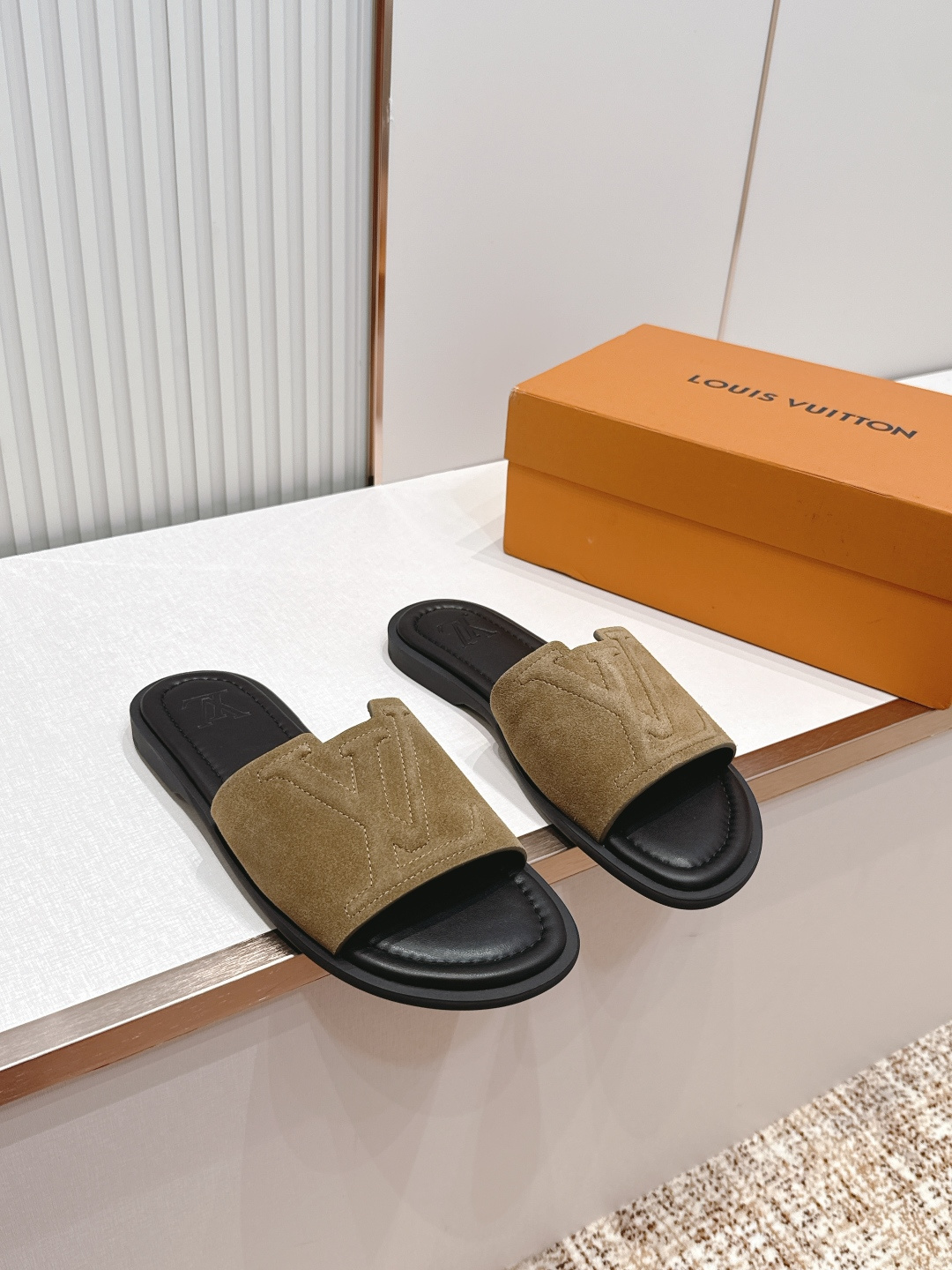 NO:819335,, Louis Vuitton LV 2026 latest LV men's slippers series Original mold customization, the fabric is made of imported original materials Upgraded outsole, lighter and non-slip Top quality in the market, simple yet tasteful, a must-have for fashionistas, fashion is at your feet, full of confidence The material is custom-made first-layer cowhide The lining is custom-made cow lining Size 39-44 (45.46 customization is not returnable), slippers, louis vuitton, louis  vuitton,slippers,cowhide19860909,路易威登 LV 2026 最新款 Lv男士拖鞋系列 原版开模定制,面料釆用进口原版材料制作 升级版大底,更轻便,防滑 市场顶级品质,简单不失品味,潮人必备,时尚就在脚下,自信满满 材料定制头层牛皮 内里定制牛里 码数39-44（45.46定制不退换）,拖鞋,louis vuitton,louis vuitton,slippers,cowhide,Women's Shoes