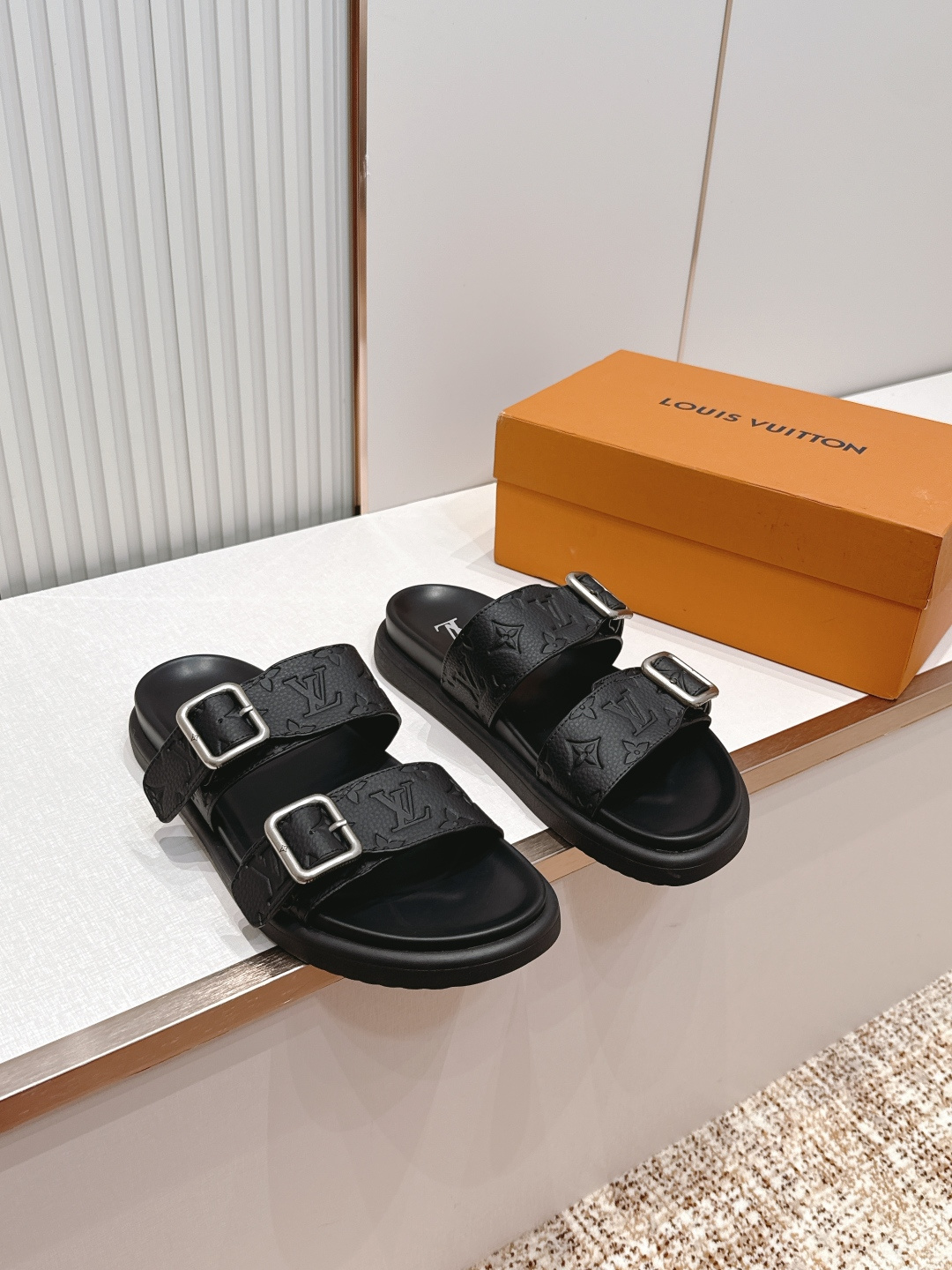 NO:819343,,Louis Vuitton Lv2026 latest Lv men's slippers series Original mold customization, the fabric is made of imported original materials Upgraded outsole, lighter and non-slip Top quality in the market, simple yet tasteful, a must-have for fashionistas, fashionable at your feet, full of confidence The material is custom-made first-layer cowhide, the lining is custom-made, the size is 39-44 (45.46 customization is not returnable), slippers, louis vuitton, louis  vuitton,slippers,cowhide19860909,路易威登 Lv2026 最新款 Lv男士拖鞋系列 原版开模定制,面料釆用进口原版材料制作 升级版大底,更轻便,防滑 市场顶级品质,简单不失品味,潮人必备,时尚就在脚下,自信满满 材料定制头层牛皮 内里定制牛里 码数39-44（45.46定制不退换）,拖鞋,louis vuitton,louis vuitton,slippers,cowhide,Women's Shoes