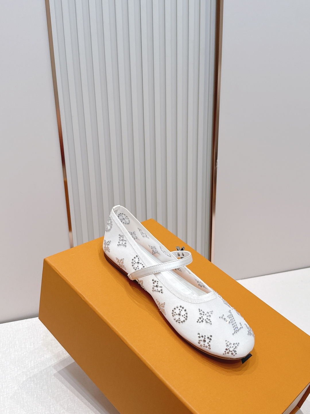 LV 驴牌26新款单鞋玛丽珍芭蕾舞鞋系列----网纱水钻面   楦型百搭瘦脚yyds.造型立体饱满，上脚