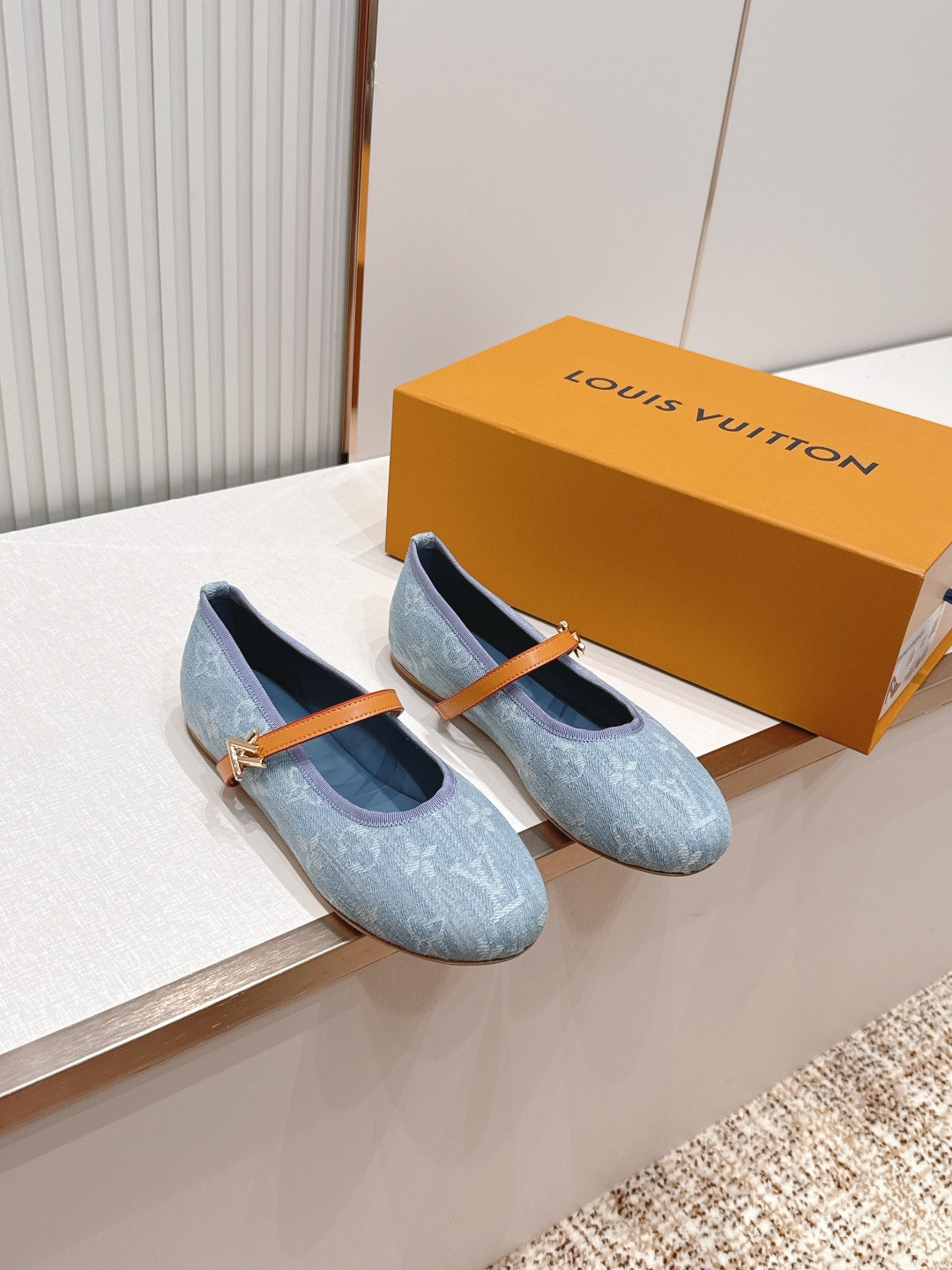 NO:816334,LV Donkey brand 26 new single shoes Mary Jane ballet shoes series----washed presbyopic denim surface, versatile last shape and slim feet yyds. The shape is three-dimensional and full, comfortable on the feet, full of aura, and the original material. The design style is presbyopic surface, high-end and elegant, with perfect details and dazzling. The upper is denim, with sheepskin lining and foot pads!  Leather outsole Size: 35-40 41.42, ballet shoes, louis vuitton, louis vuitton, mary jane, sheepskin, Leather soles19860909LV 驴牌26新款单鞋玛丽珍芭蕾舞鞋系列----水洗老花牛仔布面 楦型百搭瘦脚yyds.造型立体饱满,上脚舒适 气场十足,对原版材质 设计风格 老花面 高级又优雅,细节完美 炫 潮. 鞋面牛仔布面 羊皮里、垫脚！真皮大底 Size: 35-40 41.42,芭蕾舞鞋,louis vuitton,louis vuitton,mary jane,sheepskin,Leather soles,Women's Shoes