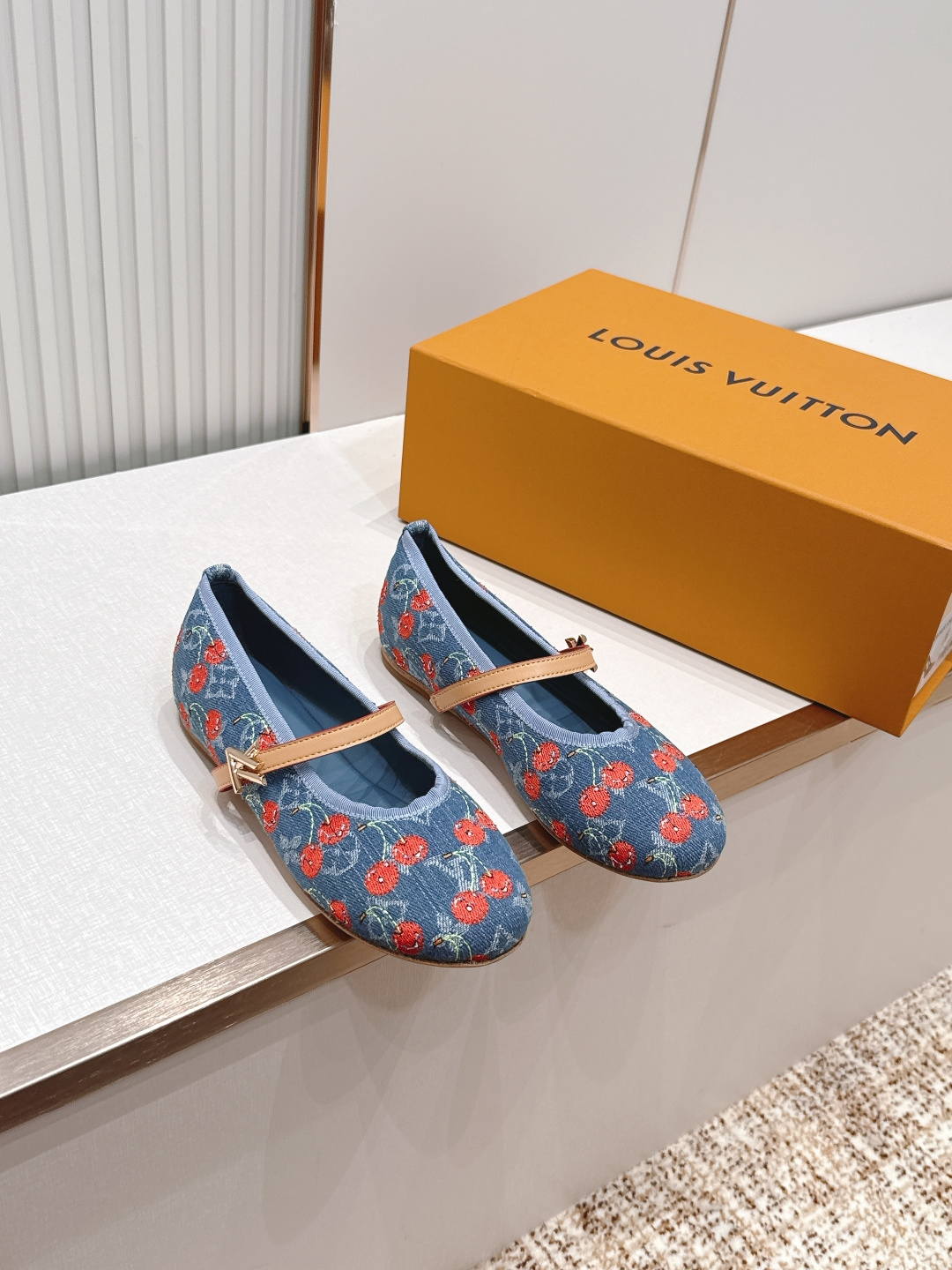 NO:819294,, LV Donkey brand 26 new single shoes Mary Jane ballet shoes series----washed presbyopic denim surface, last type versatile slimming feet yyds. Three-dimensional and full shape, comfortable on the feet, full of aura, and original material design style Presbyopia surface, high-end and elegant, perfect details, dazzling and trendy. Upper denim surface Customized sheepskin lining Outsole Italian leather outsole Size35-40 (41.42 customized non-returnable), ballet shoes, louis  vuitton,louis vuitton,mary jane,sheepskin,Leather soles19860909,LV 驴牌26新款单鞋玛丽珍芭蕾舞鞋系列----水洗老花牛仔布面 楦型百搭瘦脚yyds.造型立体饱满,上脚舒适 气场十足,对原版材质 设计风格 老花面 高级又优雅,细节完美 炫 潮. 鞋面牛仔布面 内里定制羊皮里 大底意大利真皮大底 Size35-40（41.42定制不退换）,芭蕾舞鞋,louis vuitton,louis vuitton,mary jane,sheepskin,Leather soles,Women's Shoes