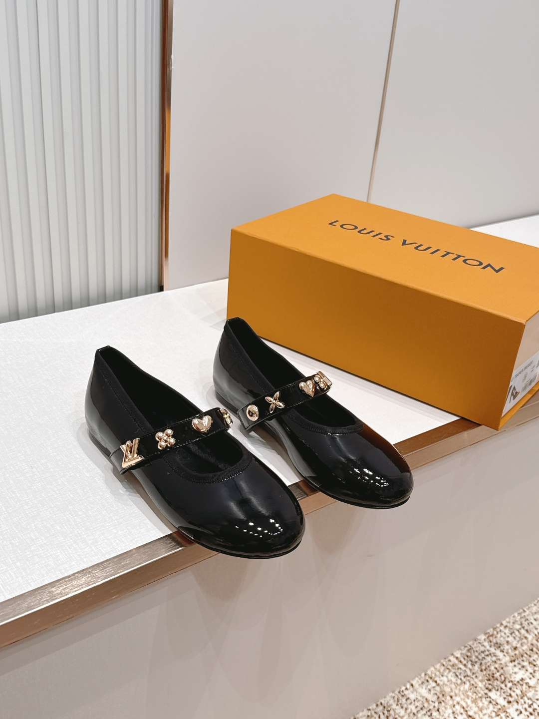 NO:819303,, LV Donkey brand 26 new single shoes Mary Jane ballet shoes series----V buckle smooth leather last type versatile slimming feet yyds. The shape is three-dimensional and full, comfortable on the feet, full of aura, and the original material. The design style is old pattern, high-end and elegant, with perfect details, dazzling and trendy. Original custom cowhide upper, custom sheepskin lining, outsole Italian leather outsole Size35-40 (41.42 customization is not returnable), ballet shoes, louis  vuitton,louis vuitton,mary jane,cowhide,sheepskin,Leather soles19860909,LV 驴牌26新款单鞋玛丽珍芭蕾舞鞋系列----V扣光皮面 楦型百搭瘦脚yyds.造型立体饱满,上脚舒适 气场十足,对原版材质 设计风格 老花面 高级又优雅,细节完美 炫 潮. 鞋面原版定制牛皮面 内里定制羊皮里 大底意大利真皮大底 Size35-40（41.42定制不退换）,芭蕾舞鞋,louis vuitton,louis vuitton,mary jane,cowhide,sheepskin,Leather soles,Women's Shoes