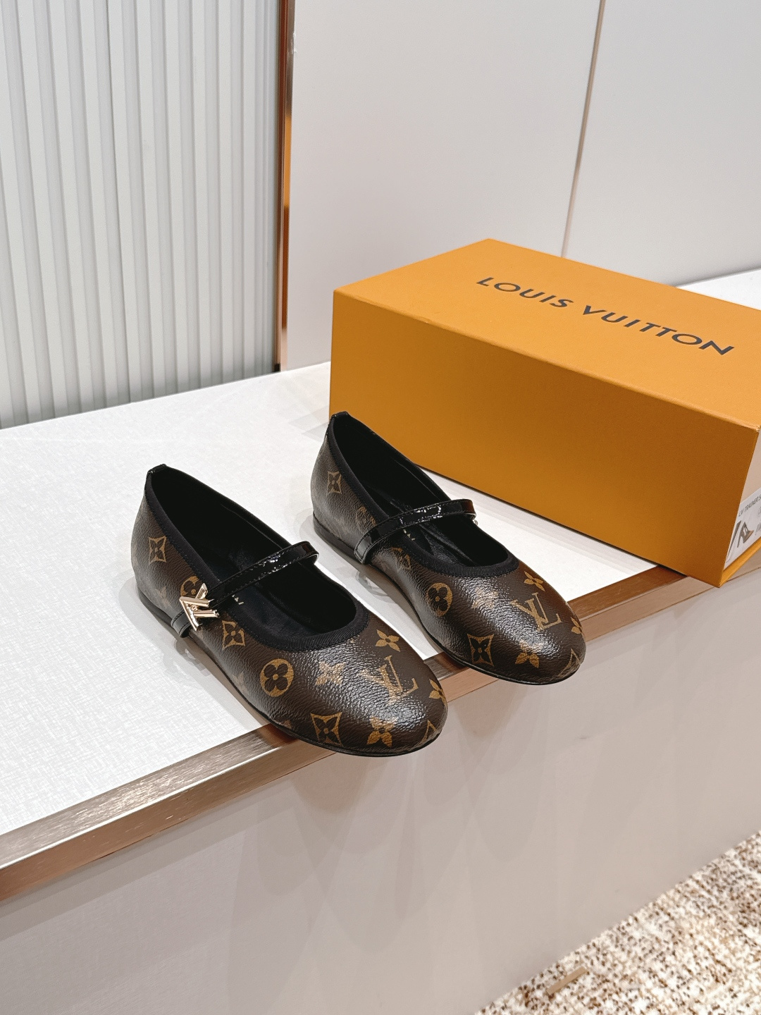 NO:819309,, LV Donkey brand 26 new single shoes Mary Jane ballet shoes series----presbyopia leather surface, last type, versatile and thin feet yyds. Three-dimensional and full shape, comfortable on the foot, full of aura, original material design style, presbyopia surface, high-end and elegant, perfect details, dazzling and trendy. Original custom-made presbyopia leather upper, custom-made sheepskin lining, outsole, Italian leather outsole, Size35-40 (41.42 customized, non-refundable), ballet shoes, louis  vuitton,louis vuitton,mary jane,sheepskin,Leather soles19860909,LV 驴牌26新款单鞋玛丽珍芭蕾舞鞋系列----老花皮面 楦型百搭瘦脚yyds.造型立体饱满,上脚舒适 气场十足,对原版材质 设计风格 老花面 高级又优雅,细节完美 炫 潮. 鞋面原版定制老花皮面 内里定制羊皮里 大底意大利真皮大底 Size35-40（41.42定制不退换）,芭蕾舞鞋,louis vuitton,louis vuitton,mary jane,sheepskin,Leather soles,Women's Shoes