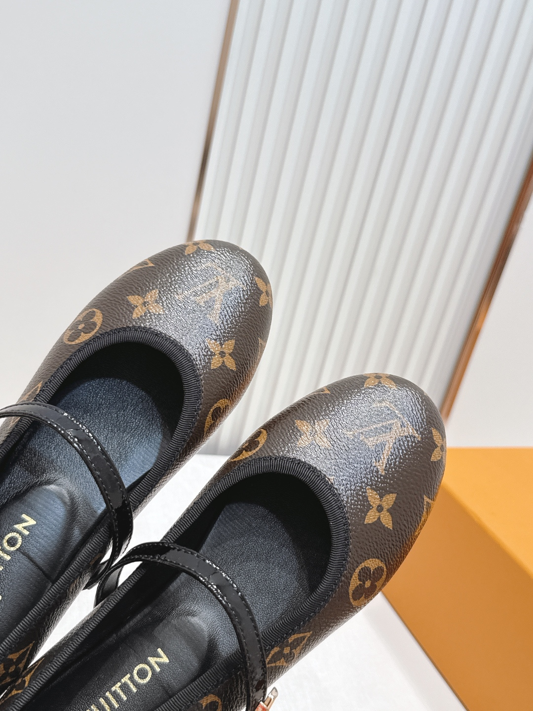 LV 驴牌26新款单鞋玛丽珍芭蕾舞鞋系列----老花皮面   楦型百搭瘦脚yyds.造型立体饱满，上脚舒