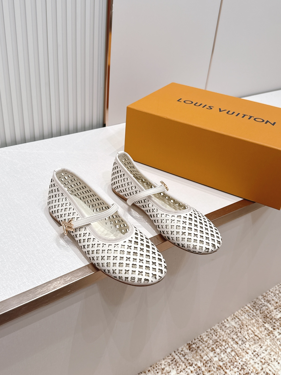 NO:819318,, LV Donkey brand 26 new single shoes Mary Jane ballet shoes series ---- hollow leather surface, last type, versatile and thin feet yyds. The shape is three-dimensional and full, comfortable on the feet, full of aura, and the original material. The design style is old pattern, high-end and elegant, with perfect details, dazzling and trendy. Hollow leather upper, custom-made sheepskin lining, outsole, Italian genuine leather, Size35-40 (41.42 customized, non-refundable), ballet shoes, louis  vuitton,louis vuitton,mary jane,sheepskin,Leather soles19860909,LV 驴牌26新款单鞋玛丽珍芭蕾舞鞋系列----镂空皮面 楦型百搭瘦脚yyds.造型立体饱满,上脚舒适 气场十足,对原版材质 设计风格 老花面 高级又优雅,细节完美 炫 潮. 鞋面镂空皮面 内里定制羊皮里 大底意大利真皮大底 Size35-40（41.42定制不退换）,芭蕾舞鞋,louis vuitton,louis vuitton,mary jane,sheepskin,Leather soles,Women's Shoes