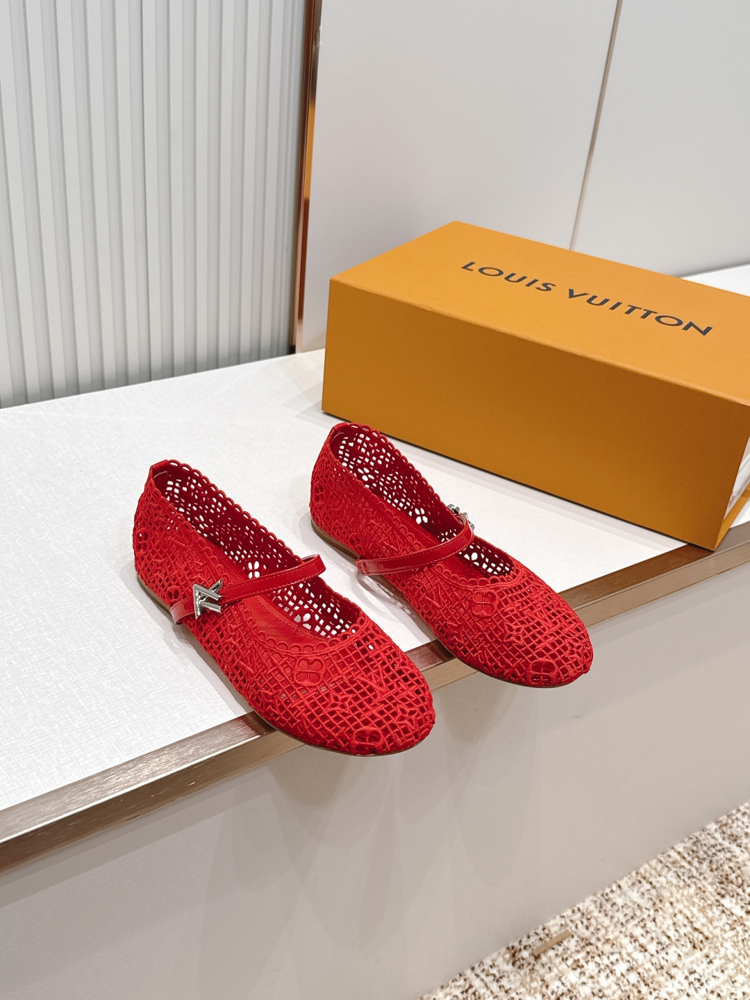 NO:819327,, LV Donkey brand 26 new single shoes Mary Jane ballet shoes series - embroidered cloth surface, last type, versatile and slim feet yyds. Three-dimensional and full shape, comfortable on the foot, full of aura, original material design style, old pattern, high-end and elegant, perfect details, dazzling and trendy. Embroidered cloth upper, custom-made sheepskin lining, outsole, Italian leather outsole, Size35-40 (41.42 customized, non-refundable), ballet shoes, louis  vuitton,louis vuitton,mary jane,sheepskin,Leather soles19860909,LV 驴牌26新款单鞋玛丽珍芭蕾舞鞋系列----绣花布面 楦型百搭瘦脚yyds.造型立体饱满,上脚舒适 气场十足,对原版材质 设计风格 老花面 高级又优雅,细节完美 炫 潮. 鞋面绣花布面 内里定制羊皮里 大底意大利真皮大底 Size35-40（41.42定制不退换）,芭蕾舞鞋,louis vuitton,louis vuitton,mary jane,sheepskin,Leather soles,Women's Shoes