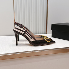 Valentino VLogo Signature系列高跟鞋石头纹牛皮+金色VLogo金属扣,简约又超有 Valentino VLogo Signature系列高跟鞋石头纹牛皮+金色VLogo金属扣,简约又超有