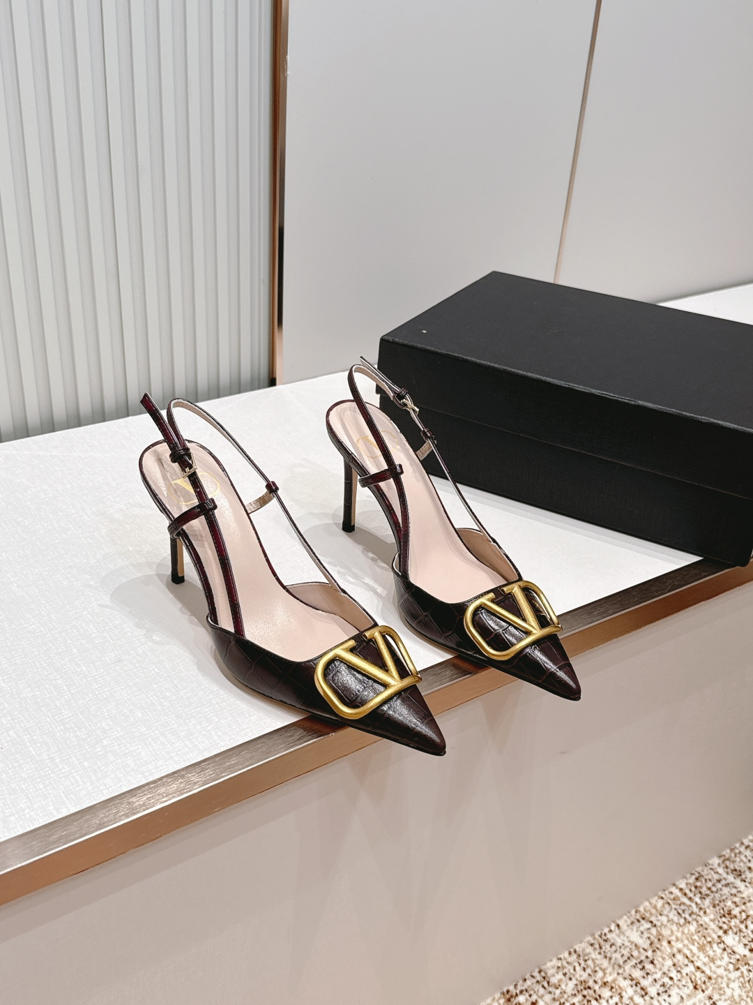 Valentino VLogo Signature系列高跟鞋石头纹牛皮+金色VLogo金属扣，简约又超有