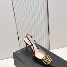 Valentino VLogo Signature系列高跟鞋石头纹牛皮+金色VLogo金属扣,简约又超有 Valentino VLogo Signature系列高跟鞋石头纹牛皮+金色VLogo金属扣,简约又超有