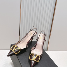 Valentino VLogo Signature系列高跟鞋石头纹牛皮+金色VLogo金属扣,简约又超有 Valentino VLogo Signature系列高跟鞋石头纹牛皮+金色VLogo金属扣,简约又超有
