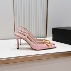 Valentino VLogo Signature系列高跟鞋石头纹牛皮+金色VLogo金属扣,简约又超有 Valentino VLogo Signature系列高跟鞋石头纹牛皮+金色VLogo金属扣,简约又超有