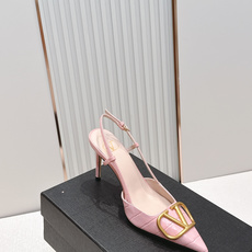 Valentino VLogo Signature系列高跟鞋石头纹牛皮+金色VLogo金属扣,简约又超有 Valentino VLogo Signature系列高跟鞋石头纹牛皮+金色VLogo金属扣,简约又超有