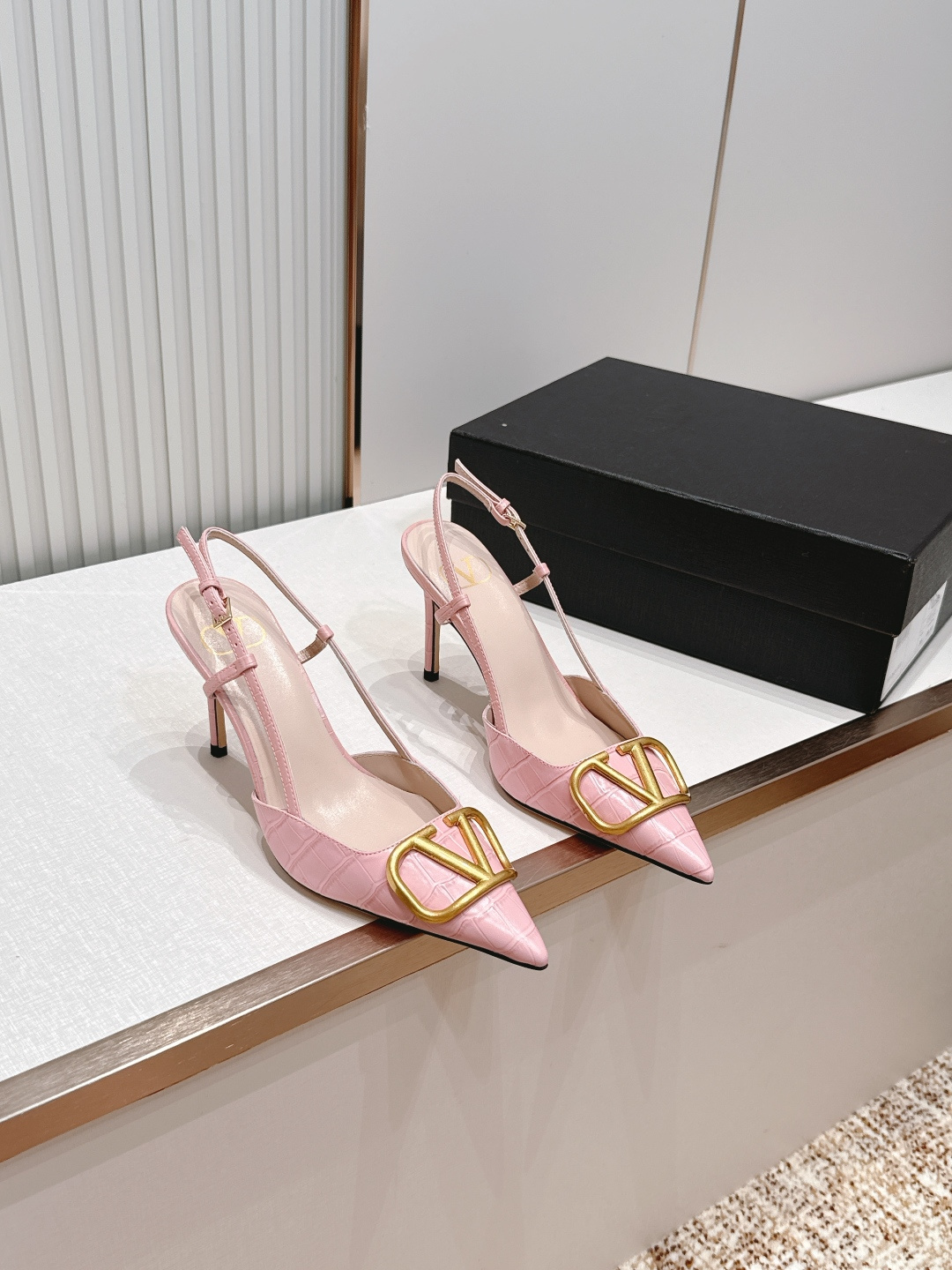 Valentino VLogo Signature系列高跟鞋石头纹牛皮+金色VLogo金属扣，简约又超有