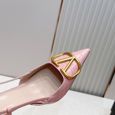 Valentino VLogo Signature系列高跟鞋石头纹牛皮+金色VLogo金属扣,简约又超有 Valentino VLogo Signature系列高跟鞋石头纹牛皮+金色VLogo金属扣,简约又超有