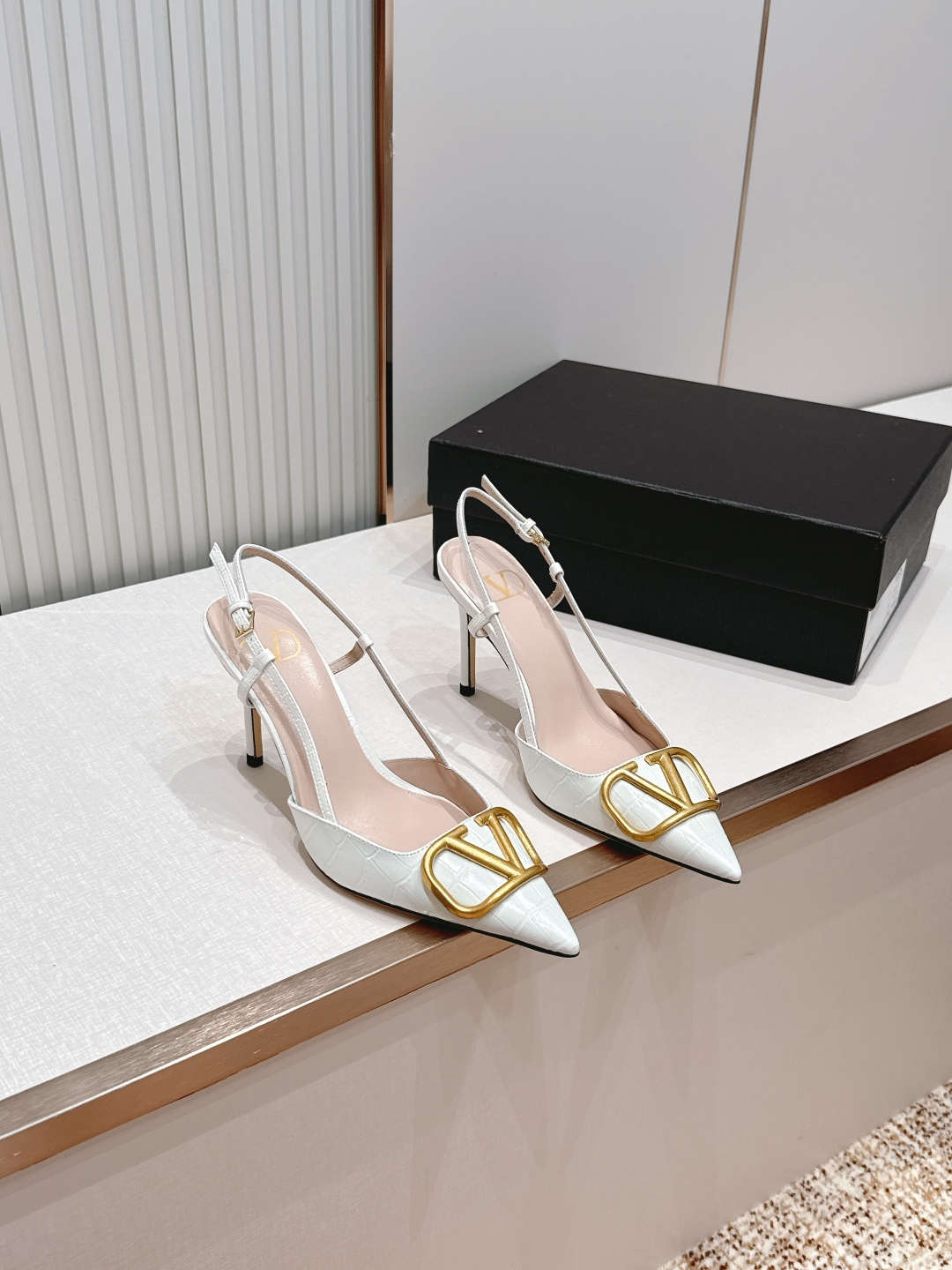 NO:818673,Valentino VLogo Signature series high heels, stone pattern cowhide + gold VLogo metal buckle, simple and highly recognizable. Pointed stiletto heel design, about 8cm, elegantly elongates the leg line, and the back strap is more comfortable. The stone pattern texture of the upper, perfect texture, shallow mouth and versatile, can be easily used for commuting, dating, and formal occasions, practical and fashionable!  The upper is made of stone grain cowhide!  Heel height 8.5CM, sheepskin lining!  Italian leather sole!  Size 35-40 (customized) 5-40 (customized), high heels and sandals, valentino, sandals, high heels, cowhide, sheepskin19860909Valentino VLogo Signature系列高跟鞋 石头纹牛皮+金色VLogo金属扣,简约又超有辨识度.尖头细跟设计,约8cm,优雅拉长腿部线条,后空绑带更舒适.鞋面石头纹纹理,质感满分,浅口百搭,通勤、约会、正式场合都能轻松驾驭,实用又时髦！ 鞋面石头纹牛皮！ 跟高8.5CM 内里羊皮！ 意大利真皮底！ 码数35-40(定做)5-40(定做),高跟鞋凉鞋,valentino,sandals,high heels,cowhide,sheepskin,Women's Shoes