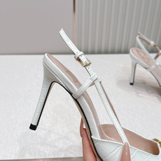 Valentino VLogo Signature系列高跟鞋石头纹牛皮+金色VLogo金属扣,简约又超有 Valentino VLogo Signature系列高跟鞋石头纹牛皮+金色VLogo金属扣,简约又超有