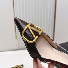 Valentino VLogo Signature系列高跟鞋石头纹牛皮+金色VLogo金属扣,简约又超有 Valentino VLogo Signature系列高跟鞋石头纹牛皮+金色VLogo金属扣,简约又超有