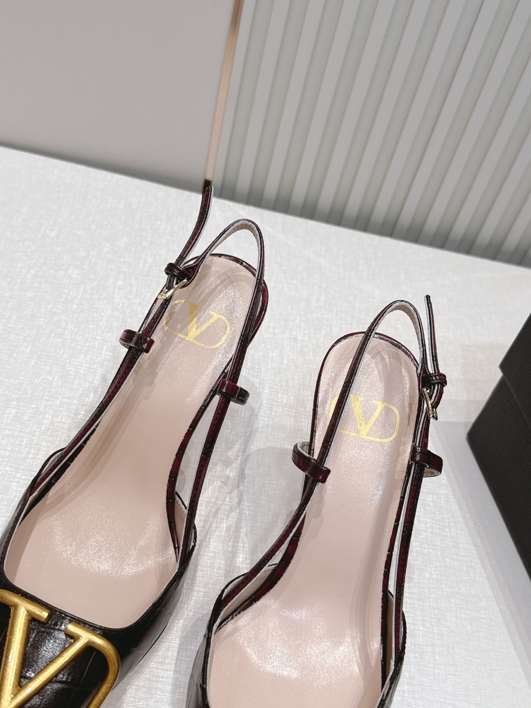 Valentino VLogo Signature系列高跟鞋石头纹牛皮+金色VLogo金属扣,简约又超有 Valentino VLogo Signature系列高跟鞋石头纹牛皮+金色VLogo金属扣,简约又超有