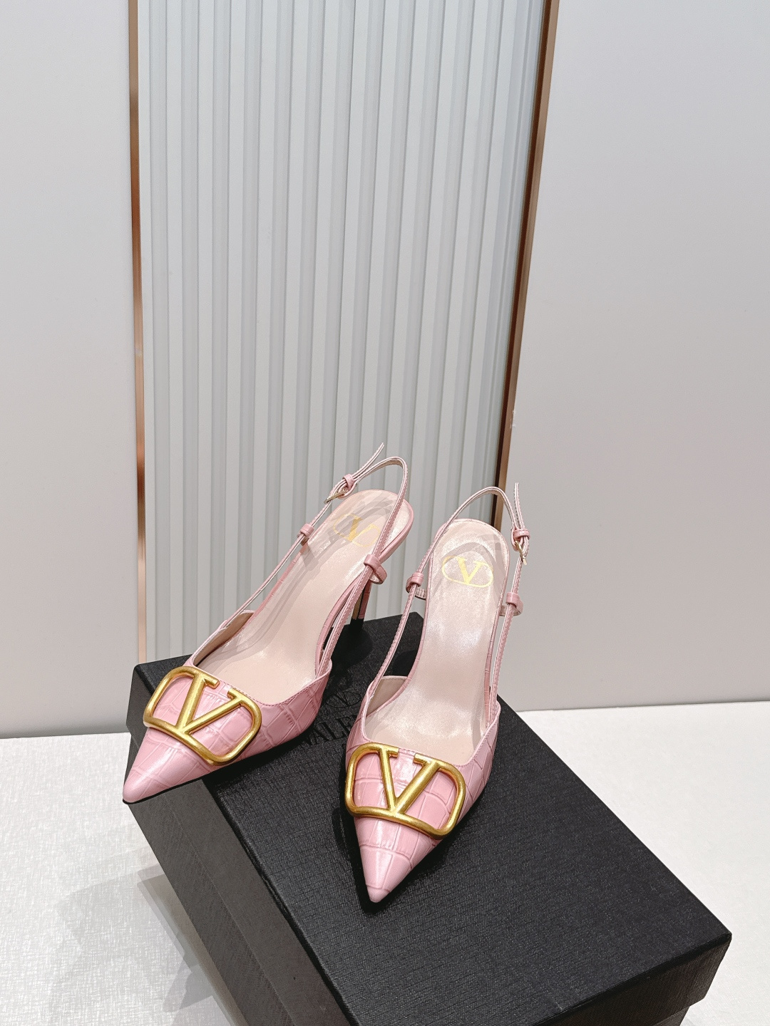 Valentino VLogo Signature系列高跟鞋石头纹牛皮+金色VLogo金属扣,简约又超有 Valentino VLogo Signature系列高跟鞋石头纹牛皮+金色VLogo金属扣,简约又超有