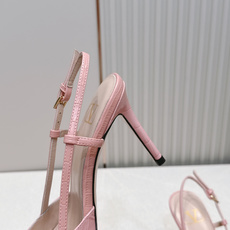 Valentino VLogo Signature系列高跟鞋石头纹牛皮+金色VLogo金属扣,简约又超有 Valentino VLogo Signature系列高跟鞋石头纹牛皮+金色VLogo金属扣,简约又超有
