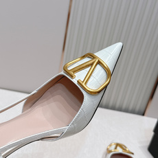 Valentino VLogo Signature系列高跟鞋石头纹牛皮+金色VLogo金属扣,简约又超有 Valentino VLogo Signature系列高跟鞋石头纹牛皮+金色VLogo金属扣,简约又超有