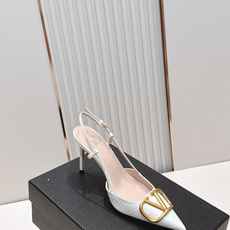 Valentino VLogo Signature系列高跟鞋石头纹牛皮+金色VLogo金属扣,简约又超有 Valentino VLogo Signature系列高跟鞋石头纹牛皮+金色VLogo金属扣,简约又超有