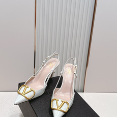Valentino VLogo Signature系列高跟鞋石头纹牛皮+金色VLogo金属扣,简约又超有 Valentino VLogo Signature系列高跟鞋石头纹牛皮+金色VLogo金属扣,简约又超有
