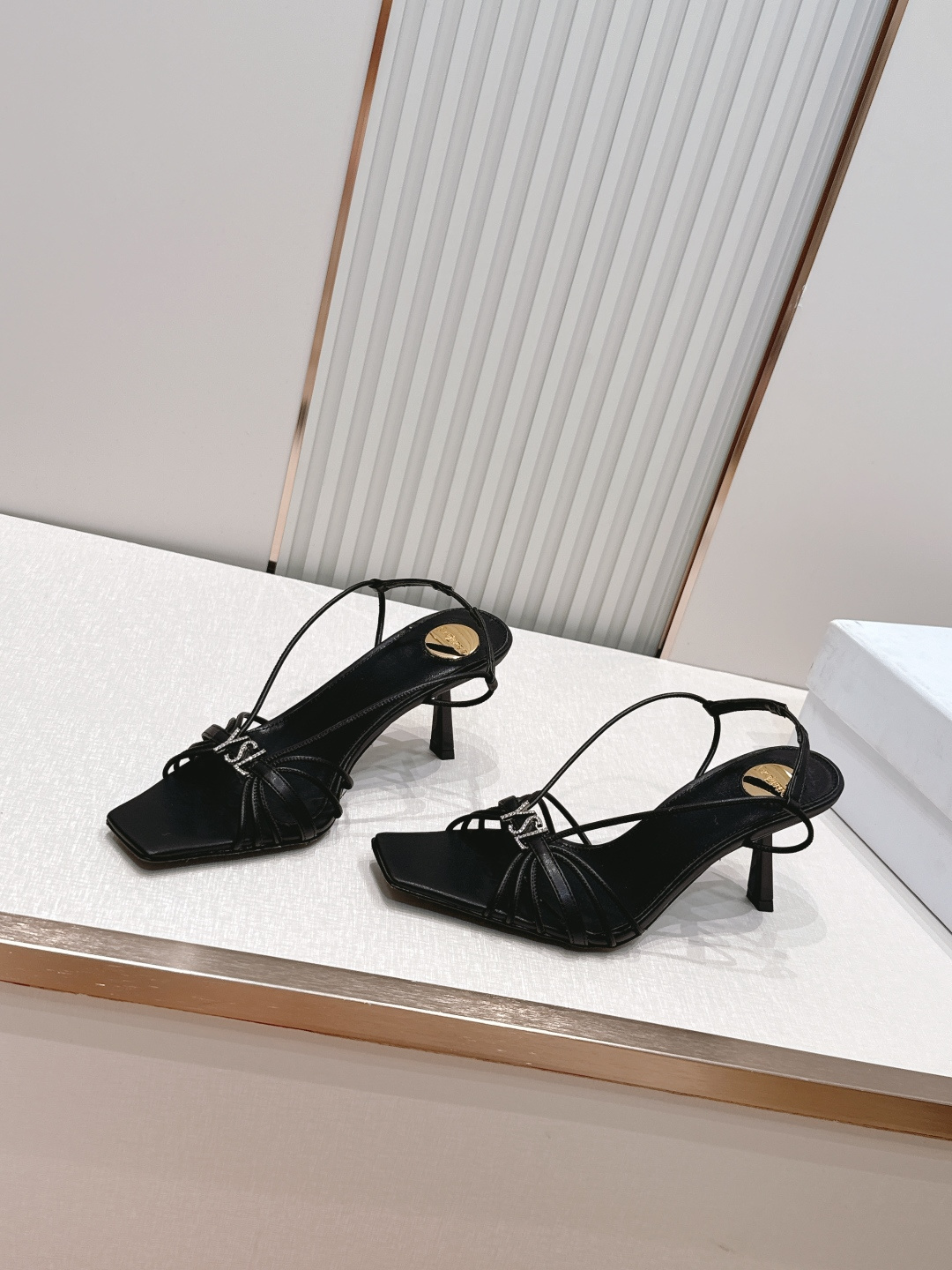 SAINT LAURENT|YSL 方头细带高跟凉鞋 ✨这款方头细带高跟凉鞋,细带设计简约又时髦,方头造 SAINT LAURENT|YSL 方头细带高跟凉鞋 ✨这款方头细带高跟凉鞋,细带设计简约又时髦,方头造