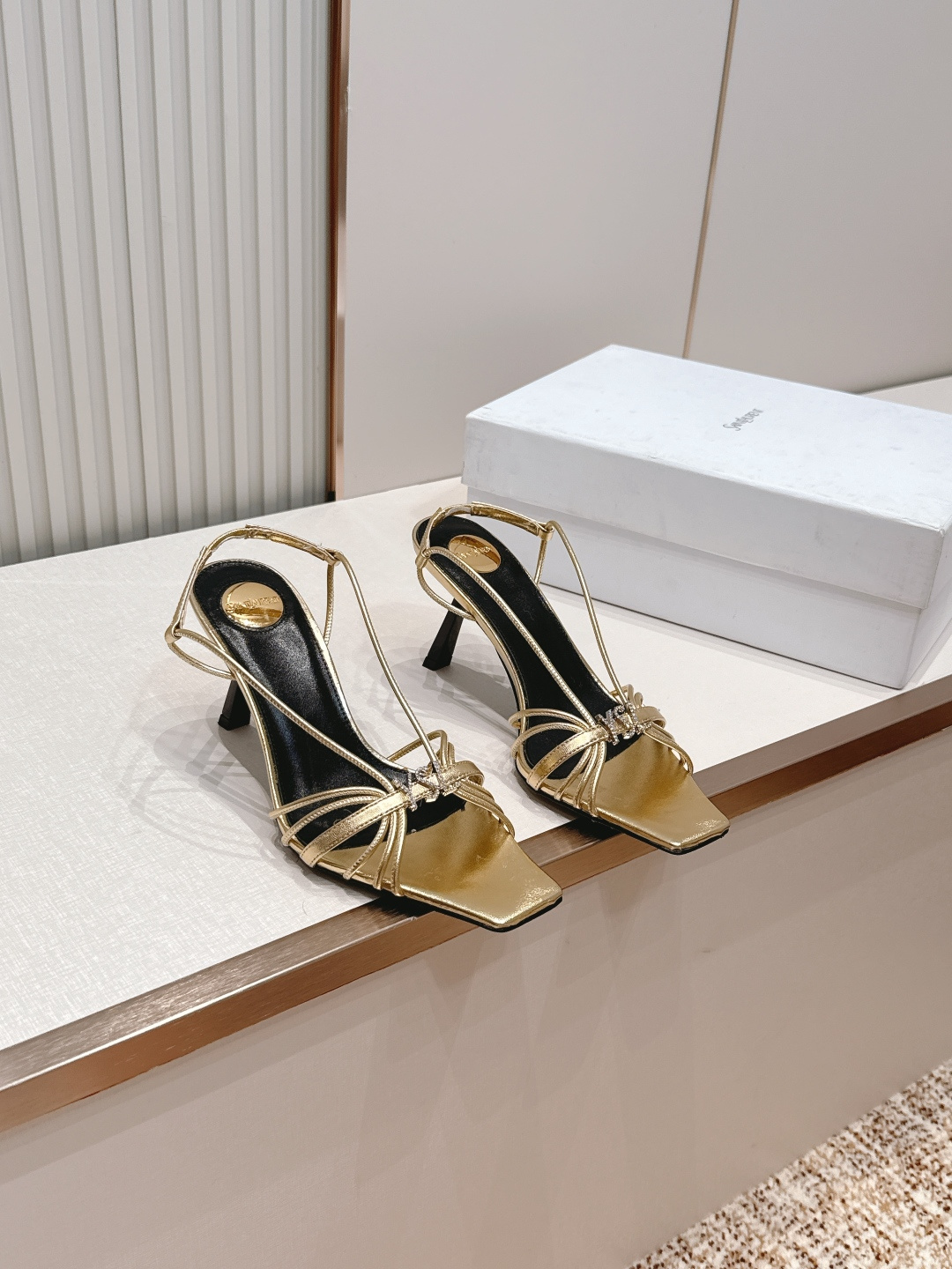 NO:818679,P SAINT LAURENT｜YSL Square Toe Thin Strap High Heel Sandals These square toe thin strap high heel sandals have a simple and fashionable thin strap design, and the square toe shape is super modern!  The slender heel is about 7cm and elongates the leg line, making it easy to control for daily commuting or formal occasions. The thin strap + metal buckle at the back is easy to put on and take off and is stable. Pair it with a skirt or nine-point pants in summer, and you can easily get the elegant look!  Sheepskin braided straps on the upper!  Heel height: 8CM, padded sheepskin, Italian genuine leather sole, size 35-40 (40 customized), high heels and sandals, saint laurent, saint laurent, sandals, high heels, skirts, sheepskin19860909P SAINT LAURENT｜YSL 方头细带高跟凉鞋 这款方头细带高跟凉鞋,细带设计简约又时髦,方头造型超有现代感！细跟约7cm 拉长腿部线条,日常通勤或正式场合都能轻松驾驭.后空细带+金属扣,穿脱方便又稳固,夏天搭配裙装或九分裤,优雅气质轻松get！ 鞋面羊皮编织细带！ 跟高:8CM 垫脚羊皮 意大利真皮底 码数35-40（40定做）,高跟鞋凉鞋,saint laurent,saint laurent,sandals,high heels,skirts,sheepskin,Women's Shoes