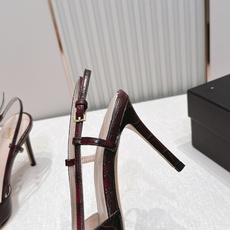 Valentino VLogo Signature系列高跟鞋石头纹牛皮+金色VLogo金属扣,简约又超有 Valentino VLogo Signature系列高跟鞋石头纹牛皮+金色VLogo金属扣,简约又超有