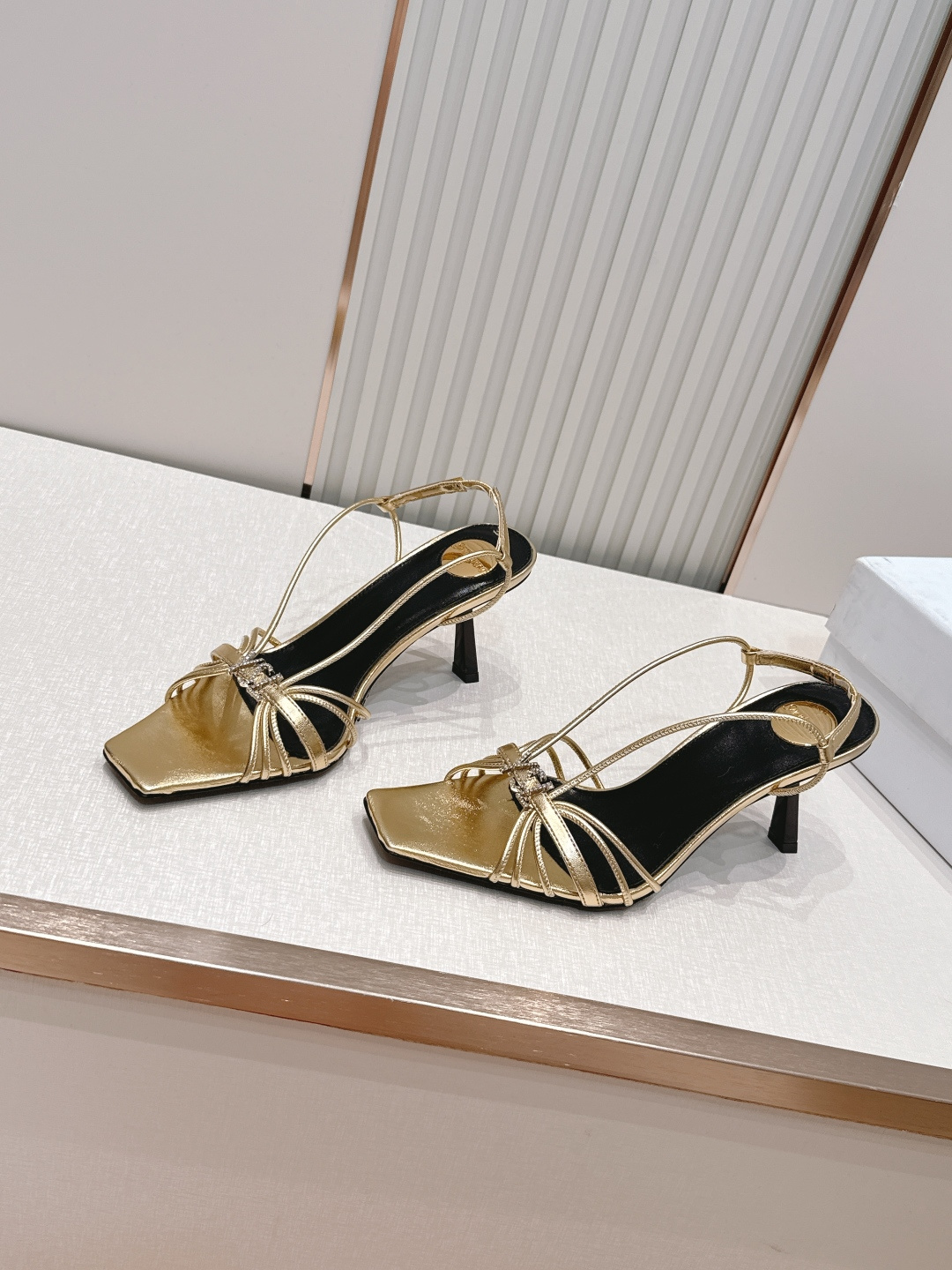 SAINT LAURENT|YSL 方头细带高跟凉鞋 ✨这款方头细带高跟凉鞋,细带设计简约又时髦,方头造 SAINT LAURENT|YSL 方头细带高跟凉鞋 ✨这款方头细带高跟凉鞋,细带设计简约又时髦,方头造