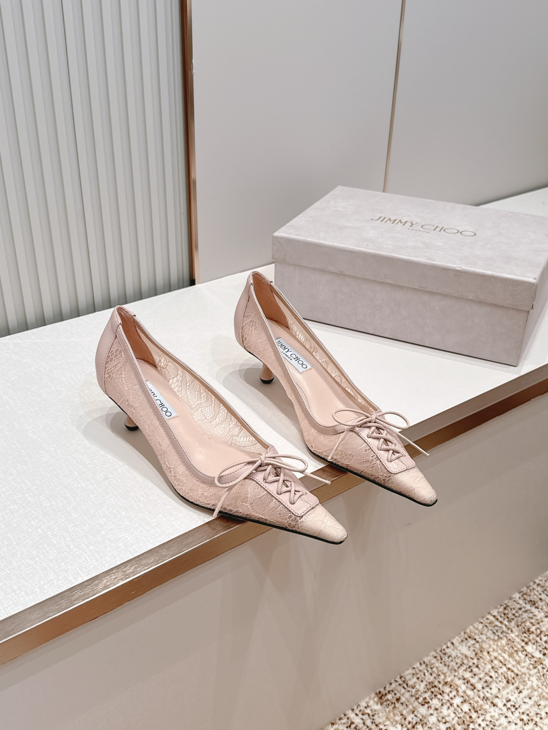 Jimmy Choo 蕾丝系带高跟鞋 Jimmy Choo蕾丝拼接高跟鞋，尖头设计+细高跟，优雅又性感✨