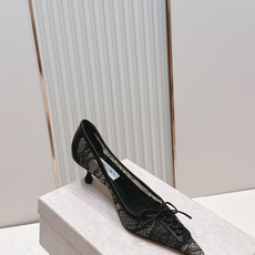 Jimmy Choo 蕾丝系带高跟鞋 Jimmy Choo蕾丝拼接高跟鞋,尖头设计+细高跟,优雅又性感✨ Jimmy Choo 蕾丝系带高跟鞋 Jimmy Choo蕾丝拼接高跟鞋,尖头设计+细高跟,优雅又性感✨