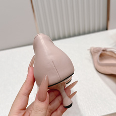 Jimmy Choo 蕾丝系带高跟鞋 Jimmy Choo蕾丝拼接高跟鞋,尖头设计+细高跟,优雅又性感✨ Jimmy Choo 蕾丝系带高跟鞋 Jimmy Choo蕾丝拼接高跟鞋,尖头设计+细高跟,优雅又性感✨