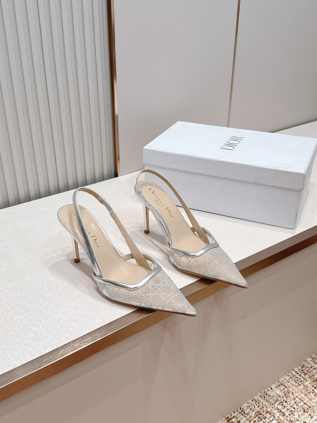 NO:818661,P Dior｜Dior totem mesh high-heeled sandals Dior mesh high-heeled shoes, pointed toe design + mesh, the classic 'CD' logo is super recognizable!  The upper is light and breathable, and the thin straps at the back are elegant and stable, making it easy to handle for daily commuting or banquets. The sole is soft, comfortable to wear, both fashionable and practical, making it a versatile tool for delicate girls!  Fabric mesh, outsole Italian genuine leather sole, heel height 8.5CM, padding sheepskin, size 35-40 (customized for 40), high heels and sandals, dior, dior, sandals, high heels, sheepskin19860909P Dior｜迪奥 图腾网纱高跟凉鞋 Dior网纱高跟鞋,尖头设计+网纱,经典“CD”标志超有辨识度！鞋面轻盈透气,后空细带优雅又稳固,日常通勤或宴会都能轻松驾驭.鞋底柔软,穿着舒适,时尚与实用兼备,是精致女孩的百搭神器！ 面料网纱 大底意大利真皮底 跟高8.5CM 垫脚羊皮 码数35-40(40定做),高跟鞋凉鞋,dior,dior,sandals,high heels,sheepskin,Women's Shoes