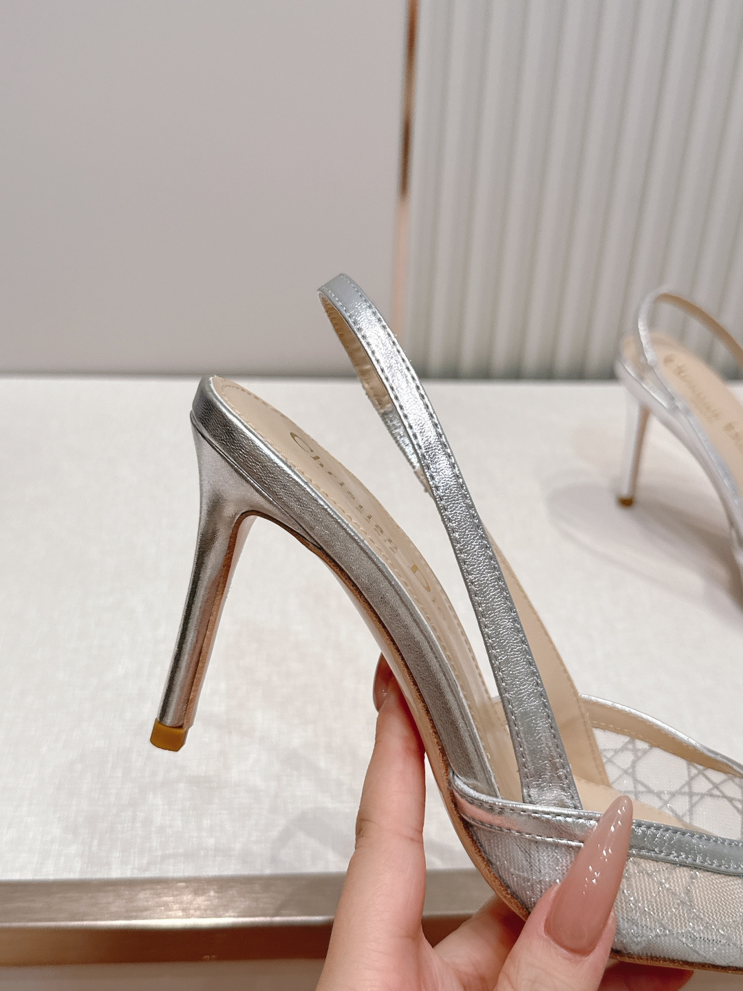 Dior｜迪奥 图腾网纱高跟凉鞋 ✨Dior网纱高跟鞋，尖头设计+网纱，经典“CD”标志超有辨识度！鞋面
