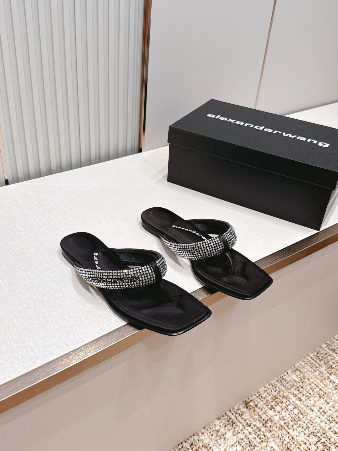 Alexander Wang26ss亚历山大王夏季新款水钻方头夹趾人字拖夏日炸街神器，把随性与闪钻氛围感