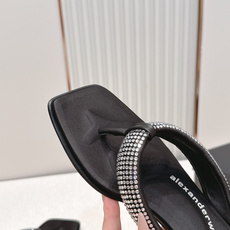 Alexander Wang26ss亚历山大王夏季新款水钻方头夹趾人字拖夏日炸街神器,把随性与闪钻氛围感 Alexander Wang26ss亚历山大王夏季新款水钻方头夹趾人字拖夏日炸街神器,把随性与闪钻氛围感