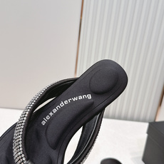 Alexander Wang26ss亚历山大王夏季新款水钻方头夹趾人字拖夏日炸街神器,把随性与闪钻氛围感 Alexander Wang26ss亚历山大王夏季新款水钻方头夹趾人字拖夏日炸街神器,把随性与闪钻氛围感