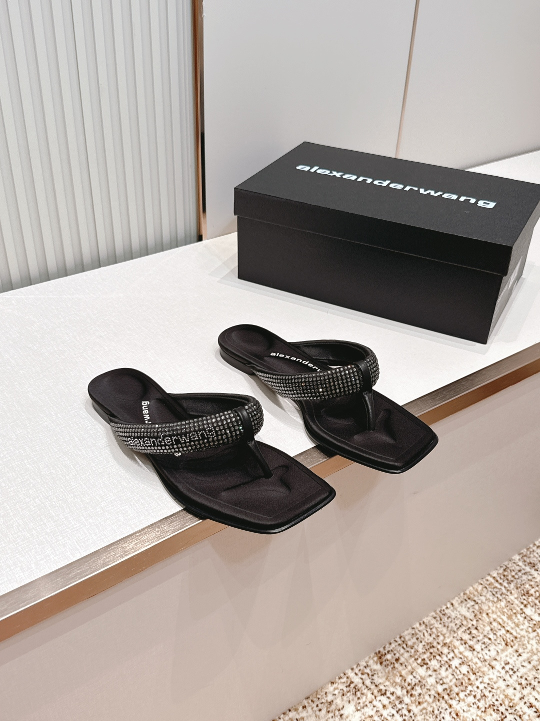NO:818655,P Alexander Wang26ss new summer rhinestone square toe thong flip-flops, a summer street artifact, welding the casual and sparkling diamond atmosphere on the feet, the design adopts a neat square toe cut, with a classic flip-flop version, with a cool texture. The rhinestone ribbon on the shoe body is the finishing touch, with a low-key blingbling detail, which instantly enhances the sophistication of the outfit without being too ostentatious.  It is the king of versatile combinations. It can be easily worn with denim shorts, sports pants, overalls, and dresses. Whether you are going downstairs to pick up express delivery, visiting the supermarket, or vacationing at the beach or checking in at the night market, one pair can complete the look of the whole scene. The upper is silk fabric with hot diamonds and the outsole is genuine leather. Sizes 35-40 (40 size customization is non-refundable). Split-toe shoes, skirts, shorts, real silk, Leather soles19860909P Alexander Wang26ss夏季新款水钻方头夹趾人字拖 夏日炸街神器,把随性与闪钻氛围感焊在脚上设计上采用利落的方头剪裁,搭配经典夹脚版型,自带酷飒质感.鞋身的水钻饰带是点睛之笔,低调中带着blingbling的细节感,上脚瞬间提升穿搭精致度,又不会过于张扬. 搭配上堪称百搭王,配牛仔短裤、运动裤、工装裤、连衣裙都能轻松驾驭,不管是下楼取快递、逛超市,还是海边度假、夜市打卡,一双就能搞定全场景造型. 鞋面真丝布烫钻 大底真皮大底 size35-40码（40码定制不退换）,分趾鞋,skirts,shorts,real silk,Leather soles,Women's Shoes