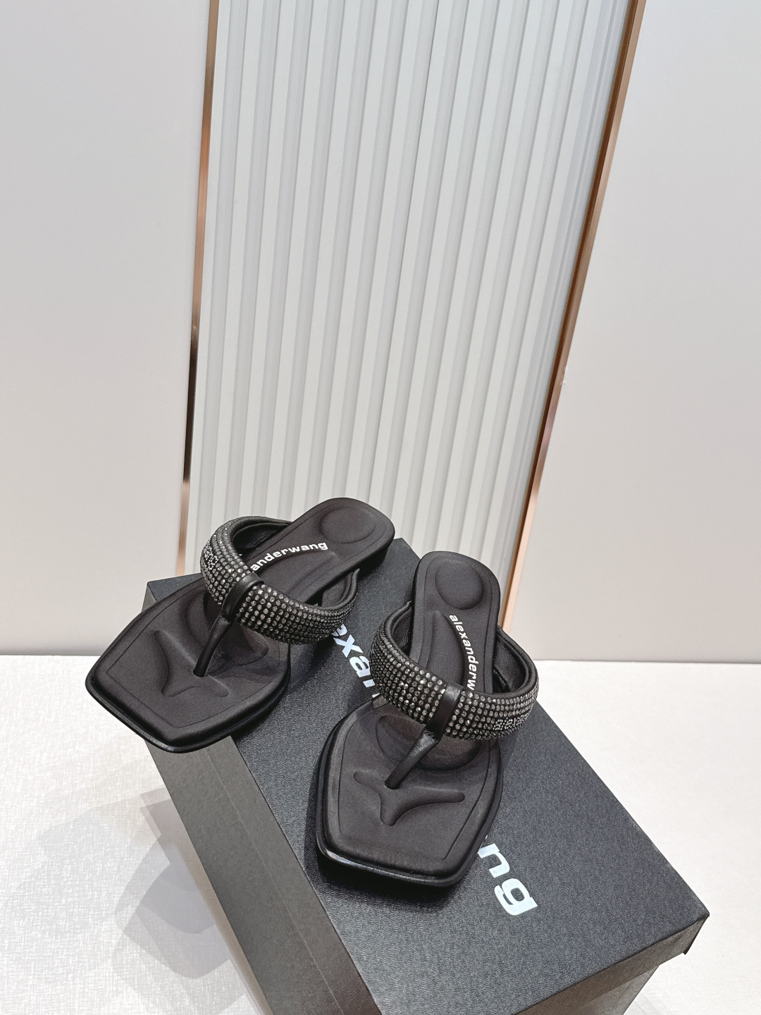 Alexander Wang26亚历山大王ss夏季新款水钻方头夹趾人字拖夏日炸街神器,把随性与闪钻氛围感 Alexander Wang26亚历山大王ss夏季新款水钻方头夹趾人字拖夏日炸街神器,把随性与闪钻氛围感