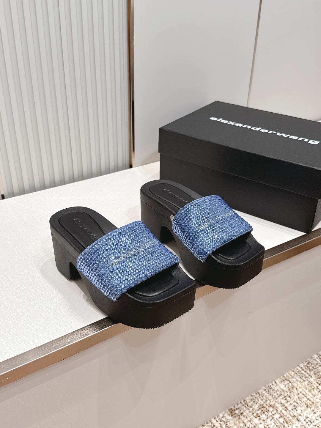 NO:818649,Dongguan purchasing agent Alexander Wang26ss early spring new flat thick bottom full diamond sandals, step on the stars under your feet!  The entire surface of the shoe strap is covered with rhinestones, reflecting fine light when walking. The square-toe shoe shape is neat and slimming. The matte thick sole comes with a heightening buff. The collision of black sole and sparkling diamonds directly adds a sweet and cool feeling. Whether it is worn with a hot girl skirt, jeans or a suit, it can instantly become the focus of the audience. It is a fashionable tool for parties and daily life. The matte black sole is calm and high-end, and the wide diamond-covered width is not exaggerated. The square toe modifies the foot shape, and the thick sole is soft and not tiring.  Wearing a suit with a suit when commuting is smart and neat, and wearing a small skirt when going on a date is sexy and sultry. It does not need to be deliberately flamboyant, but can reveal elegance in the details. It is an indispensable light luxury item in the shoe cabinet of urban beauties. Silk hot diamond upper, sheepskin lining, foam outsole, size 35-40 (40 size customization is non-refundable), slippers, slippers, skirts, jeans, business suit, sheepskin19860909东莞代购级 Alexander Wang26ss早春新款平底厚底满钻凉拖 把星光踩在脚下！整面水钻铺满鞋带宽面,走路时折射细碎光芒,方头鞋型利落又显脚瘦,哑光厚底自带增高buff,黑底+闪钻的碰撞,甜酷感直接拉满,不管是配辣妹裙、牛仔裤还是西装,都能瞬间成为全场焦点,是懂派对与日常的时髦利器.哑光黑底沉稳高级,满钻宽带却不浮夸,方头修饰脚型,厚底柔软不累脚. 通勤时搭西装干练利落,约会时配小裙性感撩人,不用刻意张扬,却能在细节里透出贵气,是都市丽人鞋柜里不可或缺的轻奢单品. 鞋面丝绸烫钻 内里羊皮 大底发泡大底 size35-40码（40码定制不退换）,拖鞋,slippers,skirts,jeans,business suit,sheepskin,Women's Shoes