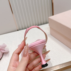 MACH & MACH 26/尖头蕾丝蝴蝶结🎀中跟凉鞋这是来自格鲁吉亚品牌 MACH & MACH 的「 MACH & MACH 26/尖头蕾丝蝴蝶结🎀中跟凉鞋这是来自格鲁吉亚品牌 MACH & MACH 的「
