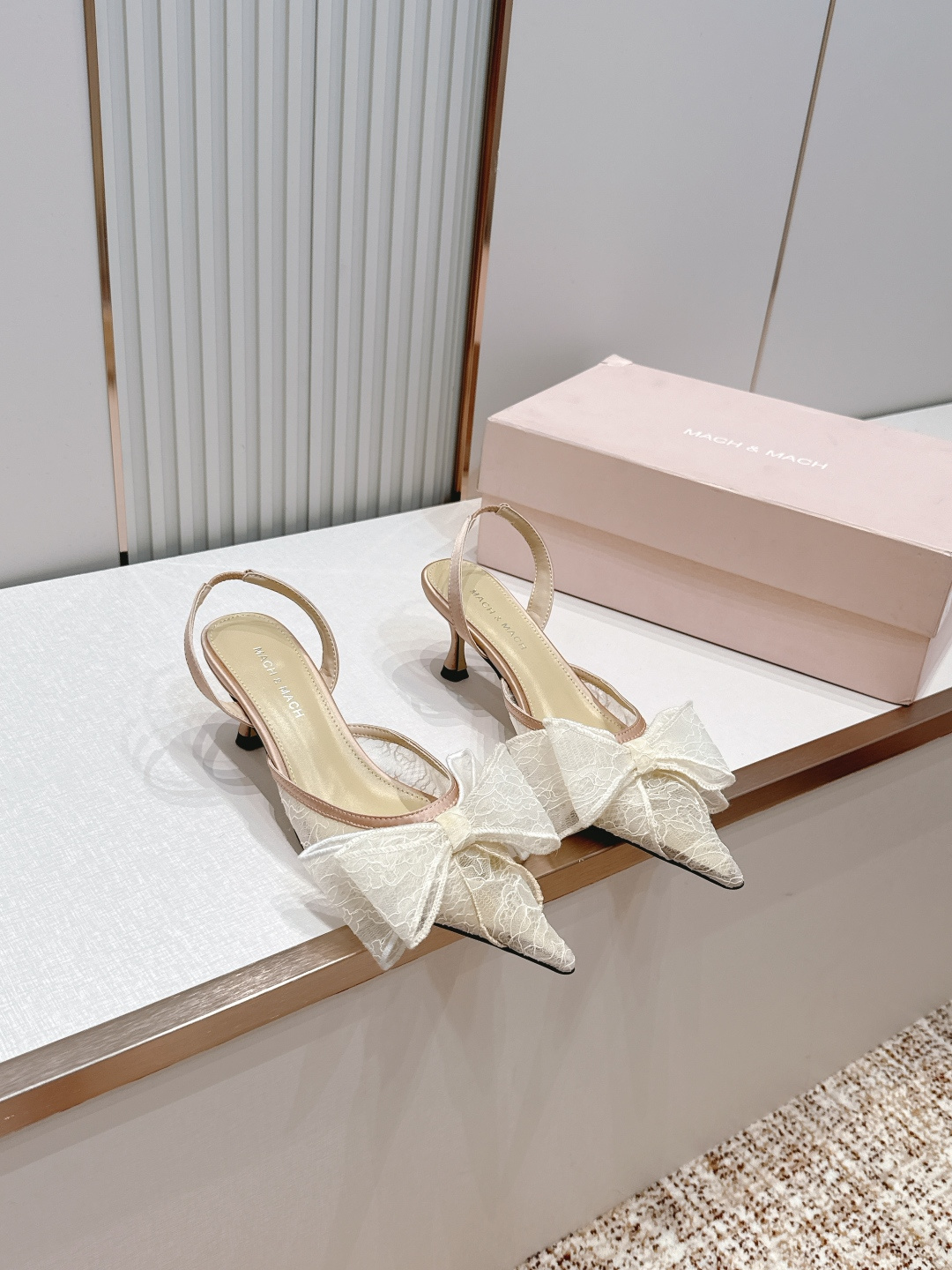 NO:818633,MACH & MACH 26/Pointed lace bow mid-heeled sandals. These are 'Le Cadeau lace bow high-heeled sandals' from the Georgian brand MACH & MACH. The picture shows 4 classic colors, which balance the girlishness and sophistication just right. The iconic lace bow toe mesh lace bow is its soul, with a hazy and soft focus, and it will sway gently when walking, adding to the atmosphere.  Transparent strap + stiletto heel. Transparent PVC strap at the ankle + stiletto heel design can visually lengthen the leg line, while weakening the aggressiveness of high heels, making the legs gentle and longer. Size 35-39 (customized at 40.41), high-heeled sandals, sandals, high heels19860909MACH & MACH 26/尖头蕾丝蝴蝶结中跟凉鞋 这是来自格鲁吉亚品牌 MACH & MACH 的「Le Cadeau 蕾丝蝴蝶结高跟凉鞋」,图中展示了4种经典配色,把少女感和精致感平衡得恰到好处 标志性蕾丝蝴蝶结鞋头的网纱蕾丝蝴蝶结是它的灵魂,自带朦胧柔焦感,走路时还会轻轻晃动,氛围感拉满. 透明绑带+细高跟脚踝处的透明PVC绑带+细高跟设计,能在视觉上拉长腿部线条,同时弱化了高跟鞋的攻击性,温柔又显腿长. Size 35-39（40.41定做）,高跟鞋凉鞋,sandals,high heels,Women's Shoes