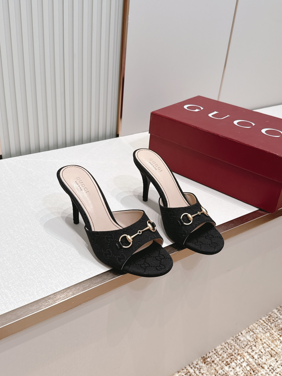 NO:818599,Out of Gucci 2026 Spring and Summer New Style Horsebit Metal Buckle High-heeled Slippers Classic flip-flop design, thick heel structure, very comfortable for daily wear or leisure. Can be easily used for commuting and vacation~ Retro style, versatile skirts, jeans, easily enhance the sense of style, it is a practical and fashionable fashion item!  Cowhide/original denim presbyopia, sheepskin lining, genuine leather outsole Size 35-39 (34.40.41.42 custom-made, non-returnable), high heels and slippers, gucci, gucci, high heels, slippers, skirts, jeans, cowhide, sheepskin, Leather soles19860909出 Gucci古驰 2026春夏新款 马衔金属扣 高跟拖鞋 经典一字拖设计,粗跟结构,日常外穿或休闲都很舒适.通勤、度假都能轻松驾驭～ 复古风格,百搭裙装、牛仔裤,轻松提升造型感,是实用又时髦的时尚单品！ 牛皮/原版牛仔老花 羊皮内里 真皮大底 Size 35-39（34.40.41.42定做不退换）,高跟鞋拖鞋,gucci,gucci,high heels,slippers,skirts,jeans,cowhide,sheepskin,Leather soles,Women's Shoes